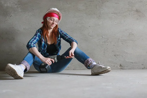 Junges rothaariges Mädchen mit einer E-Gitarre. Rockmusiker — Stockfoto