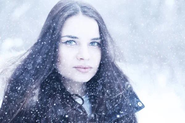 Menina bonita em uma bela neve de inverno — Fotografia de Stock