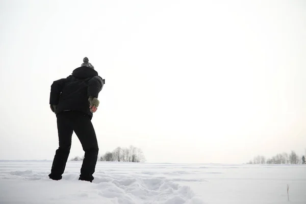 Muž na procházce. Zimní krajina. Turisté v zimní jízdě. — Stock fotografie