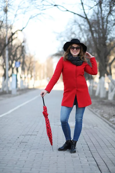 Pretty girl on a walk with an umbrella in the city — Stock Photo, Image