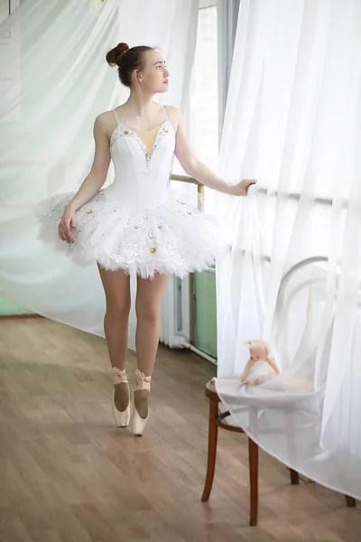 Mooi meisje balletdanser beoefenen — Stockfoto