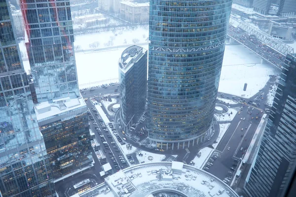 Cam ve betondan yapılmış binalar. Şehirdeki gökdelenler.