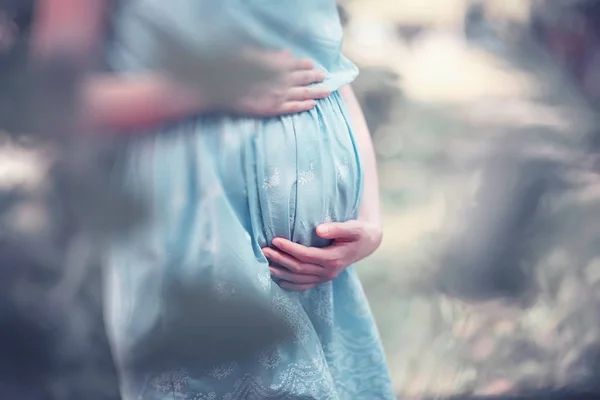 Schwangere Mädchen in einem Kleid in der Natur — Stockfoto
