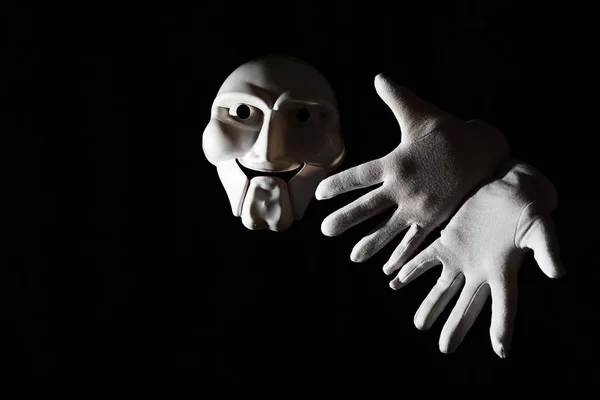 Masque effrayant blanc sur fond noir avec main blanche . — Photo