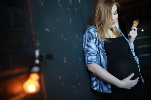 Беременная молодая красивая девушка на девятом месяце — стоковое фото