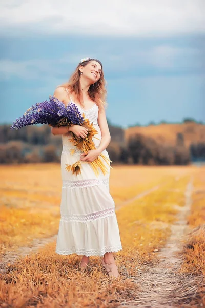 Girl with a bouquet of flowers in autumn — Stock Photo, Image