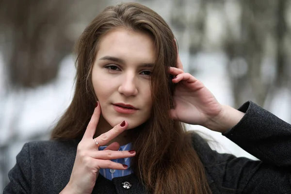 Fiatal felnőtt lány kabát az utcán — Stock Fotó