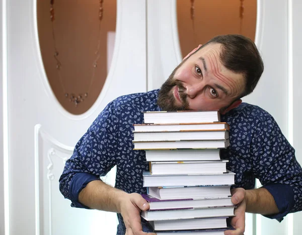 Ein junger bärtiger Mann mit Schulbüchern — Stockfoto