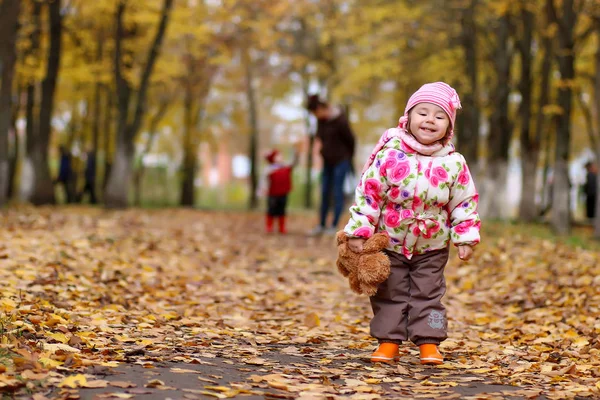 Criança Divertindo Passeio Parque Outono — Fotografia de Stock