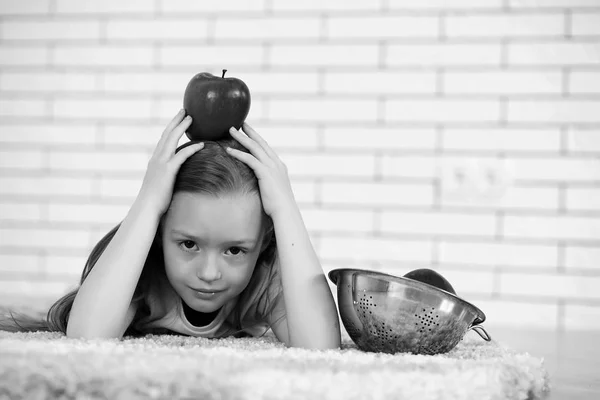 Petite fille sur le sol noir et blanc — Photo