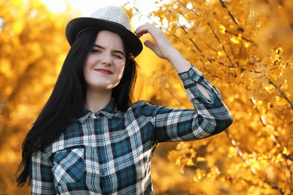 En ung flicka reser runt staden lifta. En vacker — Stockfoto