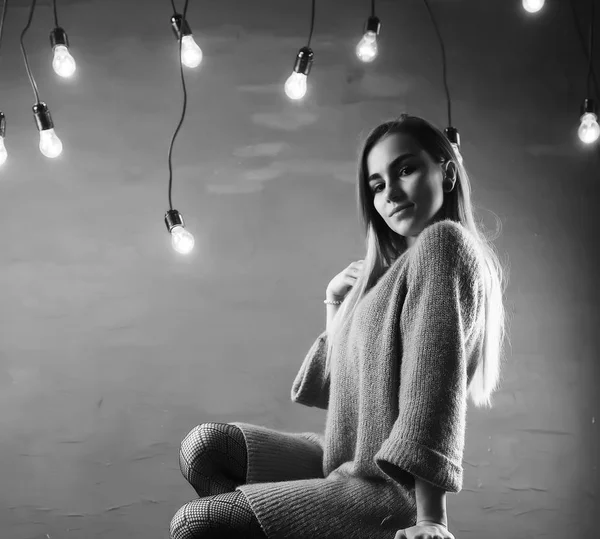 Молода дівчина в светрі в кімнаті — стокове фото