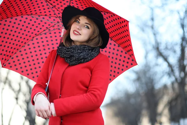 도시에서 우산으로 산책에 예쁜 여자 — 스톡 사진