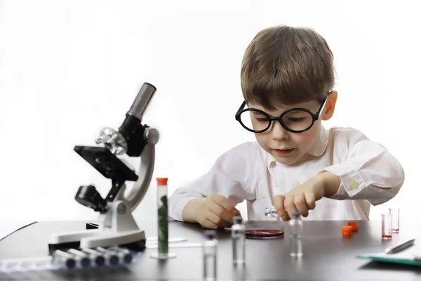 Jóvenes científicos químicos. Doctor, asistente de laboratorio . —  Fotos de Stock