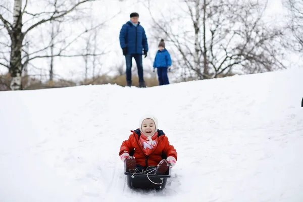 Kinder im Park im Winter. Kinder spielen mit Schnee auf dem Spielplatz — Stockfoto