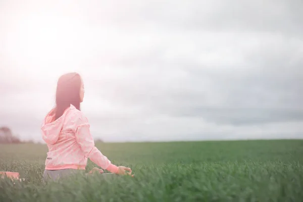 La ragazza in yoga all'aperto — Foto Stock