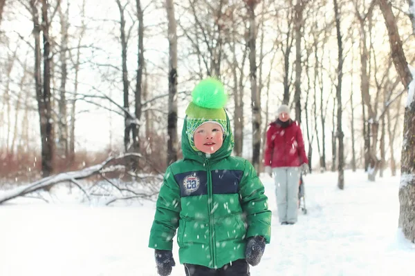 Madre Con Hijo Parque Invierno Malvavisco Nieve — Foto de Stock