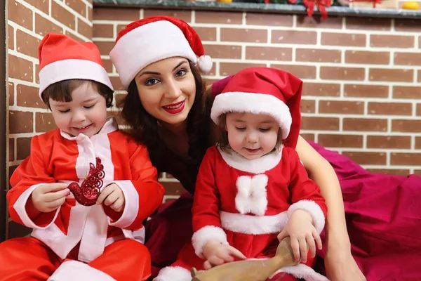 Papai Noel casal com gêmeos — Fotografia de Stock