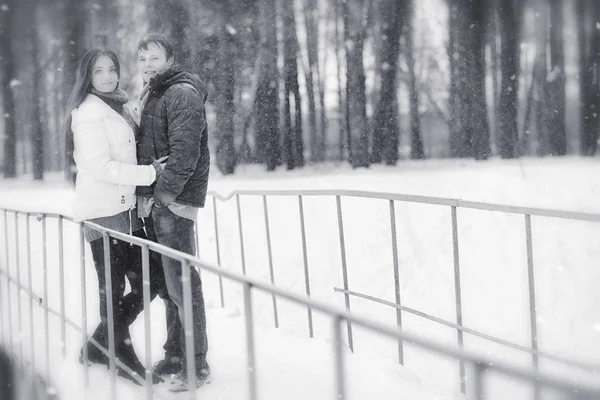 Ett älskande par på en vinterpromenad. Man och kvinna på ett datum i den — Stockfoto