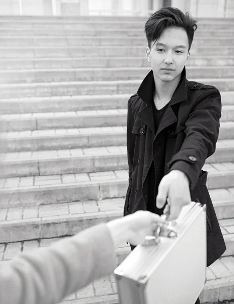 Homme asiatique avec une valise en métal dans la ville. Asiatique et argent ca — Photo