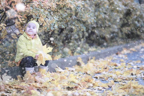 Çocuklar parkta ilk kar yürümek — Stok fotoğraf