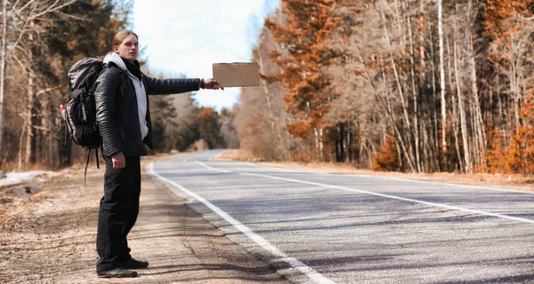 Egy fiatal férfi van stoppolás-szerte az országban. Az ember megpróbál — Stock Fotó