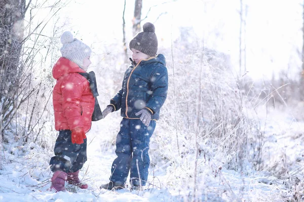 Děti chodí v parku první sníh — Stock fotografie