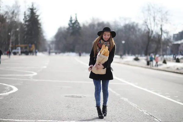 Mujer francesa con baguettes en la bolsa — Foto de Stock