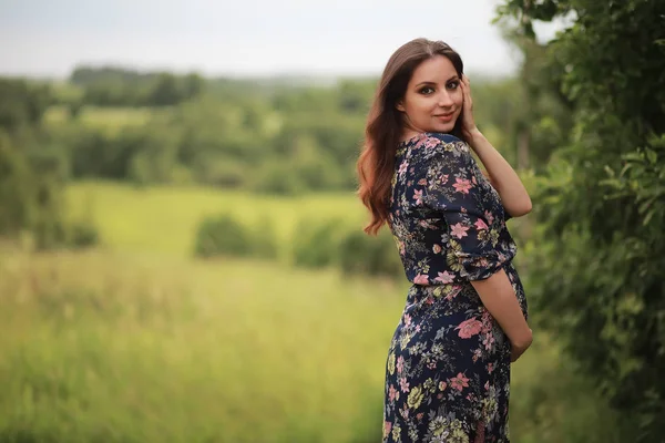 Fille enceinte dans une robe dans la nature — Photo