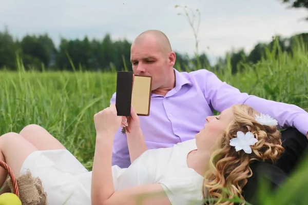 Pareja de amantes caminando en el campo en el día de verano — Foto de Stock