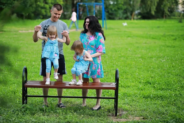 Famiglia Con Due Figlie Gemelle Una Passeggiata Nel Parco — Foto Stock