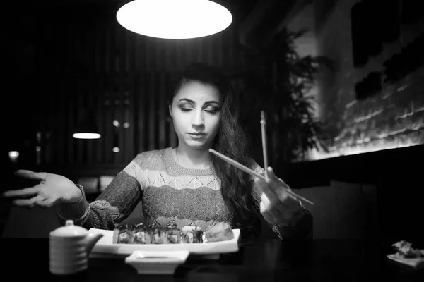 Chica en un café en una cena —  Fotos de Stock