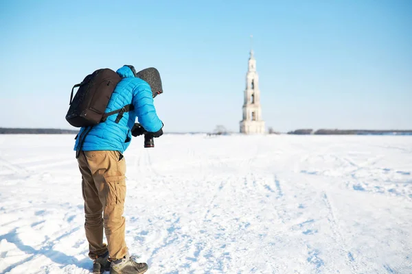 Cesta. Turista s fotoaparátem pořizuje fotografie krásných míst. — Stock fotografie