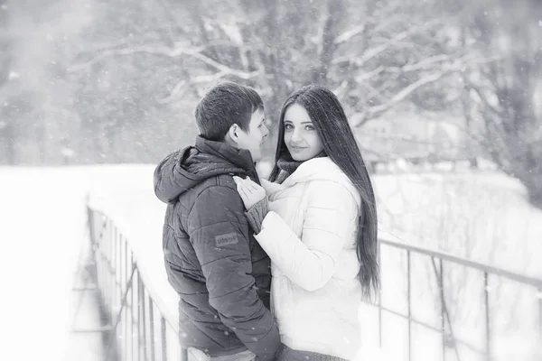 Pasangan kekasih saat jalan-jalan di musim dingin. Pria dan wanita pada tanggal di — Stok Foto