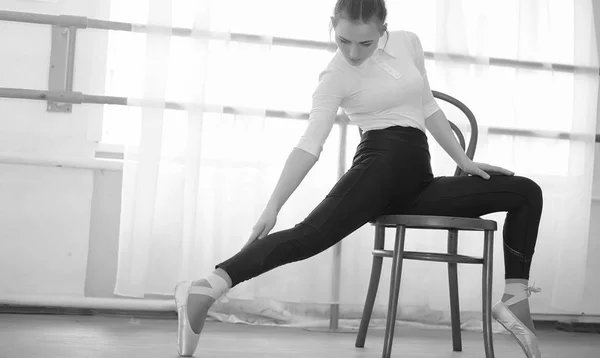 Young ballet dancer on a warm-up. The ballerina is preparing to — Stock Photo, Image