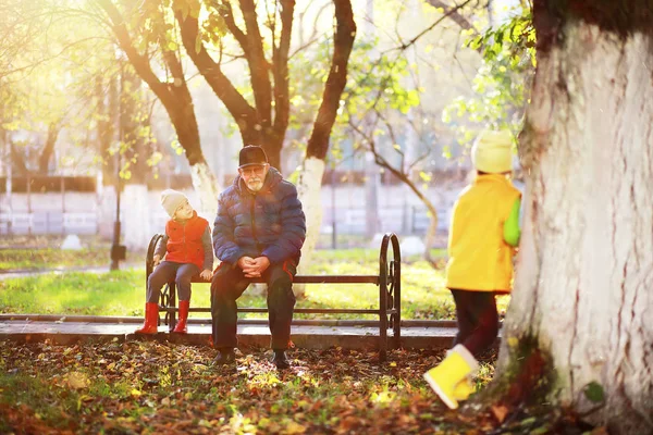 Gyermekek járni az őszi Park — Stock Fotó