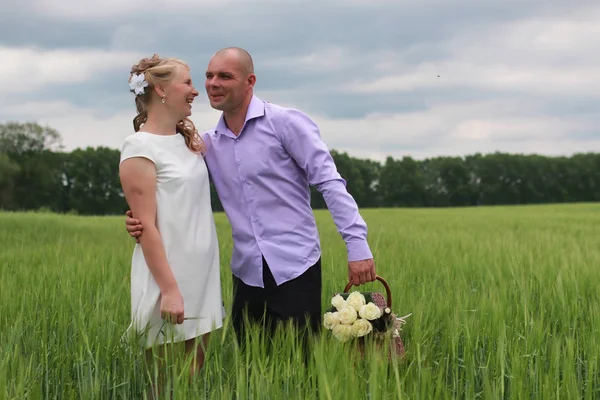 Couple amoureux marchant dans le champ dans la journée d'été — Photo