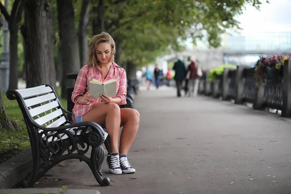 Krásná dívka v letním parku — Stock fotografie