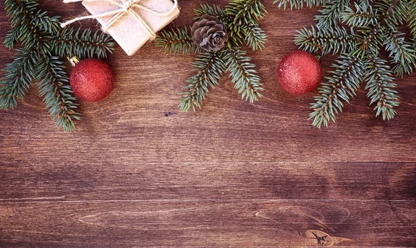 Le passé du Nouvel An. branches d'épinette sur une table en bois. Nom usuel — Photo