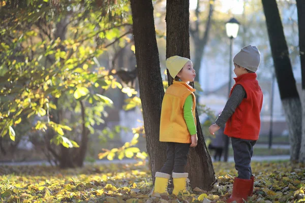 Les enfants marchent dans le parc d'automne — Photo