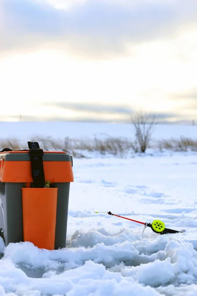 Piccolo ghiaccio invernale canna da pesca — Foto Stock