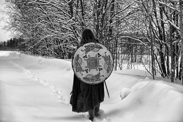 Défenseur le jeune guerrier en armure — Photo