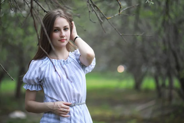 Una chica en un parque verde de primavera —  Fotos de Stock