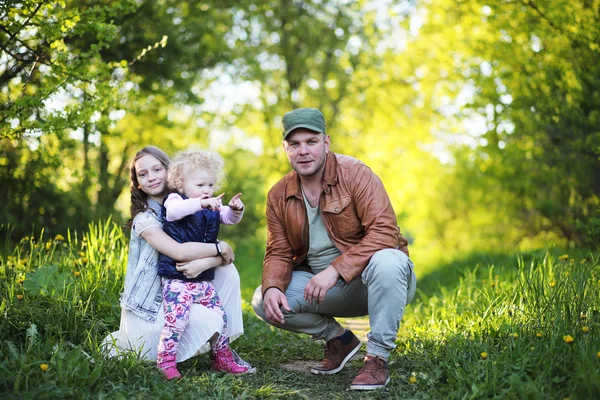 Chica con padre en el parque en la primavera — Foto de Stock