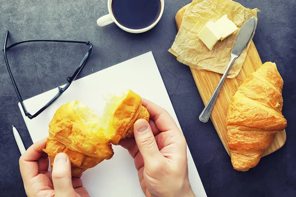 Frisches Gebäck auf dem Tisch. Croissant mit französischem Geschmack. — Stockfoto