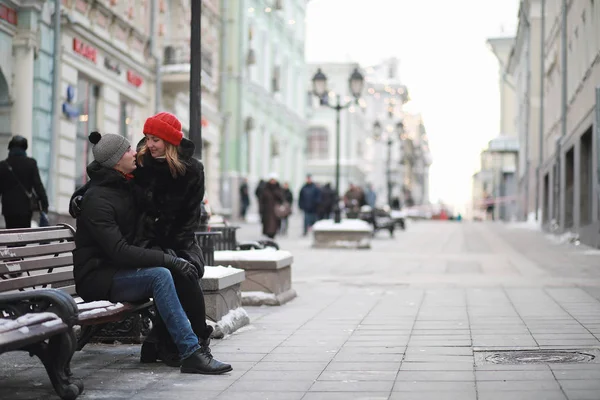 Молода пара гуляє взимку — стокове фото