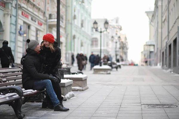 Jovem casal caminhando pelo inverno — Fotografia de Stock