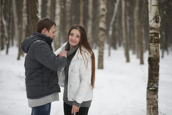 Par de amantes em uma tarde de inverno de data em uma nevasca de neve — Fotografia de Stock