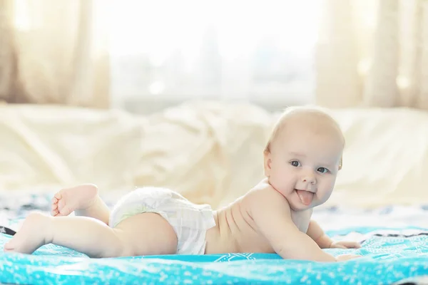 Een pasgeboren baby ligt op een zacht bed. — Stockfoto