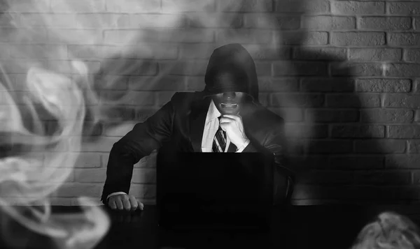 Hacker en masque noir et capuche à la table — Photo